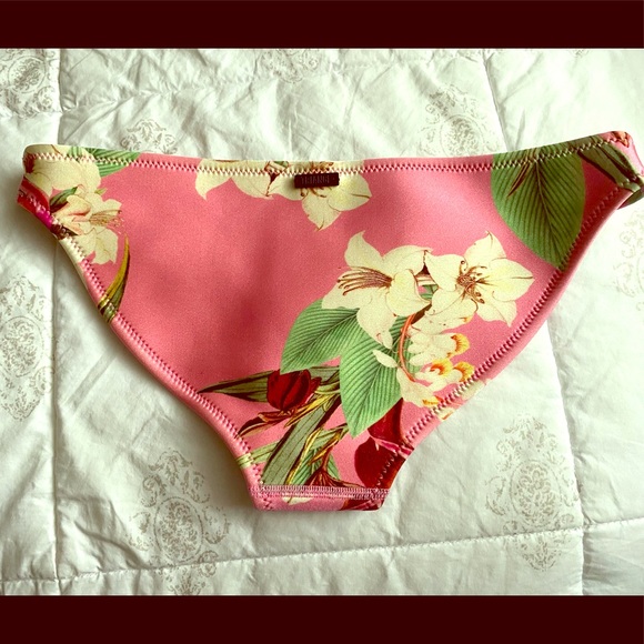 Triangl Bottom - Picture 1 of 1